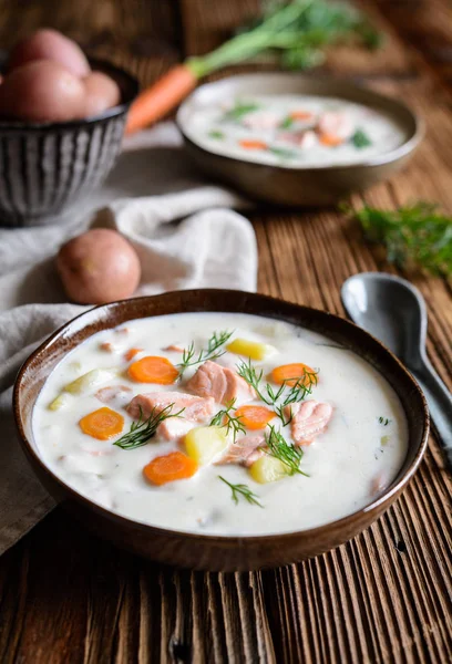 Lohikeitto, supă tradițională de somon cu cartofi, morcovi și mărar — Fotografie, imagine de stoc