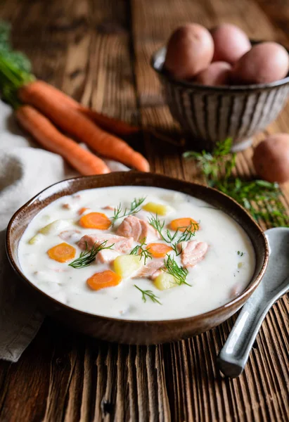 Lohikeitto, παραδοσιακή σούπα σολομού με πατάτα, καρότο και άνηθο — Φωτογραφία Αρχείου