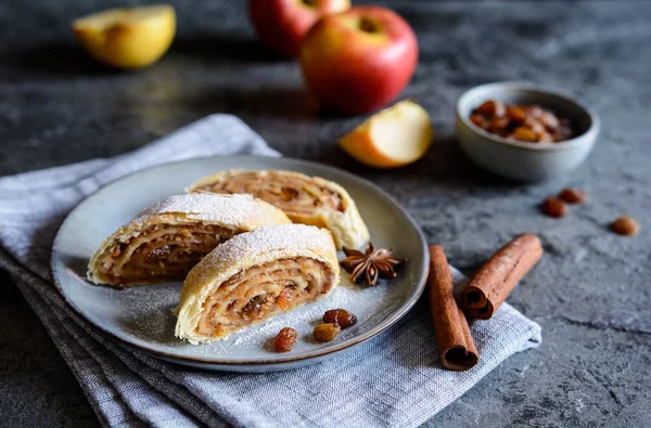 Segmenten Van Traditionele Apple Roulade Met Rozijnen Kaneel — Stockfoto