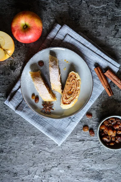 Skivor Traditionella Apple Köttrullad Russin Och Kanel — Stockfoto