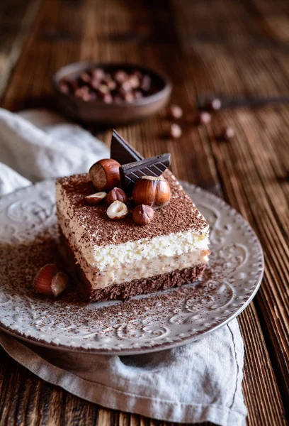 Tort Delicios Burete Ciocolată Alune Straturi Frișcă Acoperite Pudră Cacao — Fotografie, imagine de stoc
