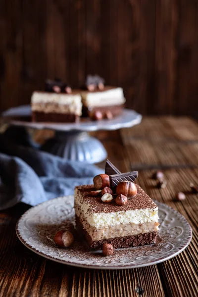 Delicioso Pastel Esponja Chocolate Con Avellanas Capas Crema Batida Cubierto —  Fotos de Stock