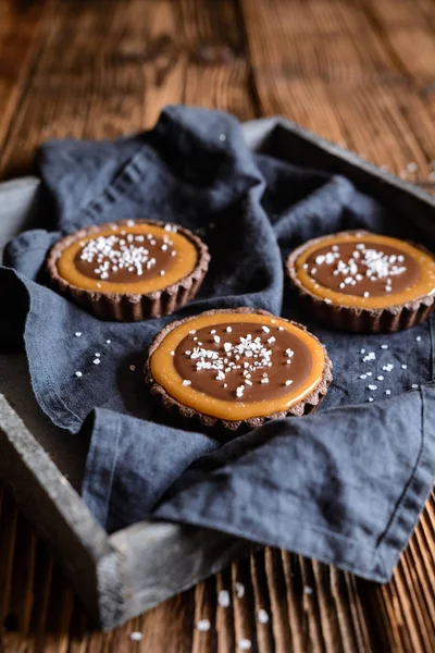 Zelfgemaakte Chocolade Karamel Tartlets Bezaaid Met Zout — Stockfoto