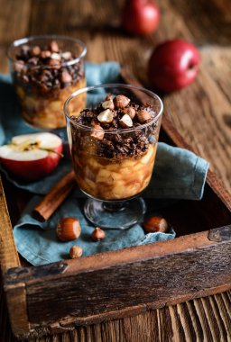 Tarçınlı elma adet çikolata granola ve kavanozların içinde fındık ile tepesinde pişmiş