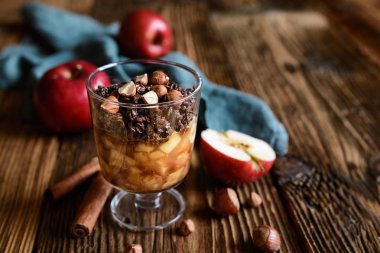 Tarçınlı elma adet çikolata granola ve kavanozların içinde fındık ile tepesinde pişmiş