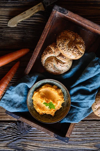 Υγιείς Χορτοφάγες Καρότο Εξαπλωθεί Τυρί Και Σκόρδο Για Πρωινό — Φωτογραφία Αρχείου