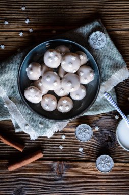 Pudra şekeri krema ile geleneksel küçük gingerbreads