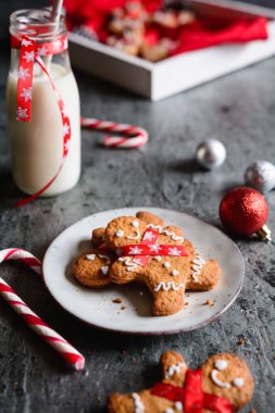 Noel zencefilli kurabiye adam Noel Baba için süt şişesi ile