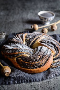 Haşhaş tohumu ile doldurulmuş ve pudra şekeri ile çivili örgü ekmek