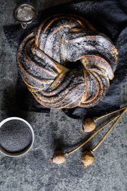 Haşhaş tohumu ile doldurulmuş ve pudra şekeri ile çivili örgü ekmek