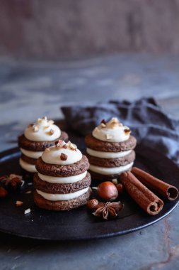 Mascarpone ile lezzetli Gingerbread buzdolabı Cupcakes dolu