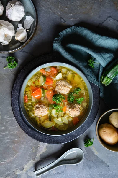 Albondigas Suppe Traditionelle Mexikanische Suppe Mit Zwiebeln Knoblauch Zucchini Staudensellerie — Stockfoto