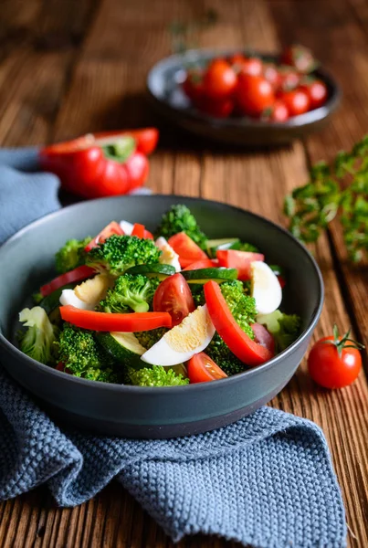 Salată Legume Sănătoasă Broccoli Ouă Dovlecei Roșii Ardei Gras — Fotografie, imagine de stoc