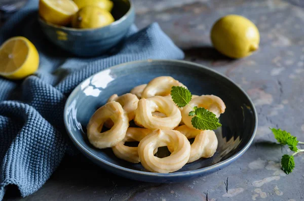 Geleneksel Fransız Tatlı Çörek Limon Sır Ile — Stok fotoğraf