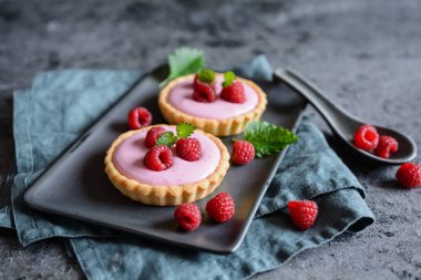 Tatlı tartlets ahududu mascarpone krema ile doldurulmuş