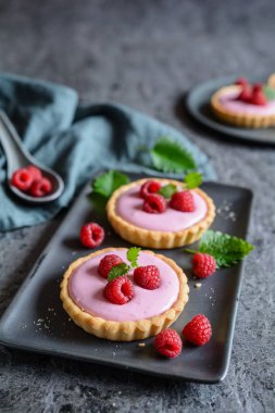 Tatlı tartlets ahududu mascarpone krema ile doldurulmuş