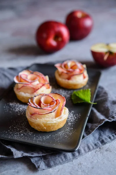 Delicioase Plăcinte Mere Formă Trandafir Praf Zahăr Pudră — Fotografie, imagine de stoc