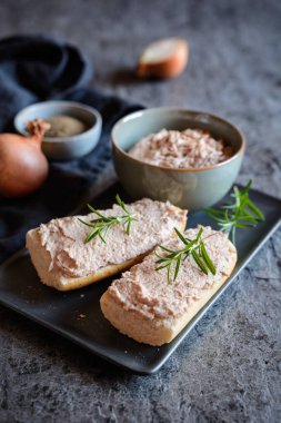 Hindi eti, soğan, peynir ve hardal yapılmış lezzetli yayılmış