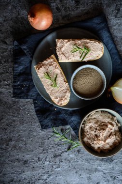 Hindi eti, soğan, peynir ve hardal yapılmış lezzetli yayılmış