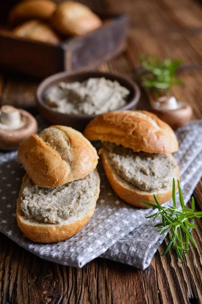 Friska Svamp Sprida Med Vaktelägg Lök Och Ost — Stockfoto