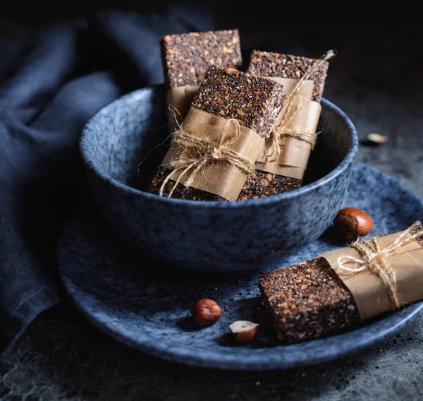 Fındık, yulaf, tarihleri, Hindistan cevizi ve bal haddelenmiş çubuklarıyla çiğ çikolata chia tohum