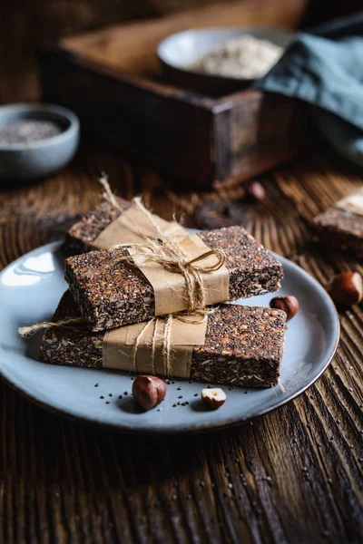 Fındık, yulaf, tarihleri, Hindistan cevizi ve bal haddelenmiş çubuklarıyla çiğ çikolata chia tohum