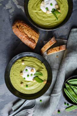 Lezzetli krem yeşil bezelye çorbası ekşi krema ile