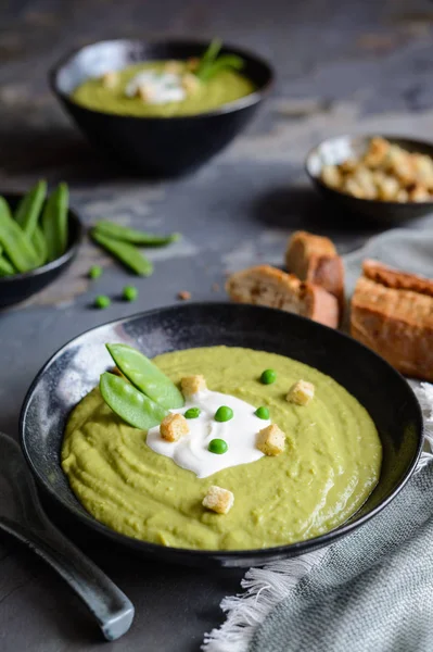 Deliciosa Sopa Guisantes Verdes Cremosos Con Crema Agria — Foto de Stock