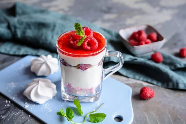 Delicioso Postre Capas Con Besos Merengue Triturados Cuajada Frambuesas Crema —  Fotos de Stock