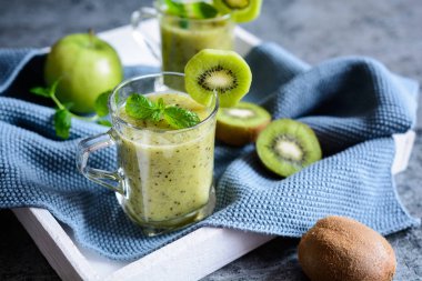 Kivi ve nane bir cam ile sağlıklı elma güler yüzlü
