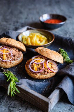 Ev yapımı kıymalı sandviç çedar peyniri ve soğan, patates kızartması ile servis serpilir