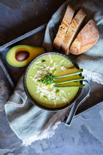 Sopa Aguacate Cremoso Con Calabacín Espolvoreado Con Queso Pistachos — Foto de Stock