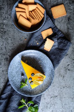 Yaban mersini ve physalis yok fırında mango peynirli kek dekore edilmiş ev yapımı