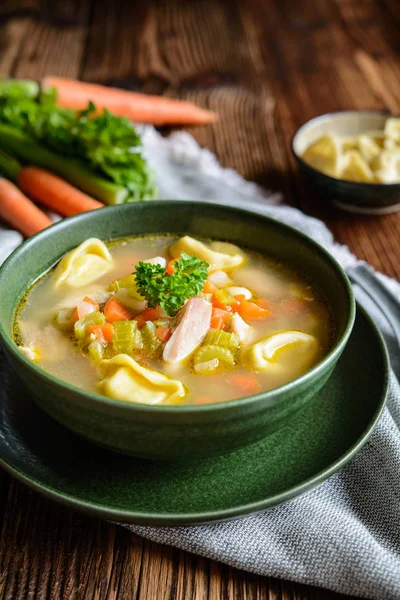 Sopa de tortellini de pollo tradicional — Foto de Stock