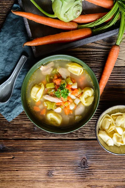 Traditionelle Hühnchen-Tortellini-Suppe — Stockfoto