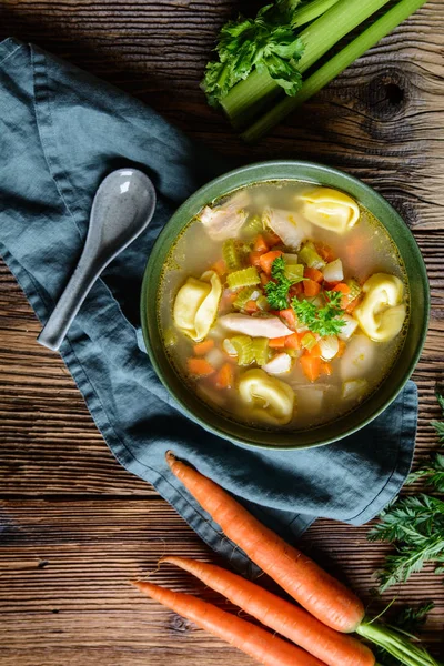 Traditionelle Hühnchen-Tortellini-Suppe — Stockfoto