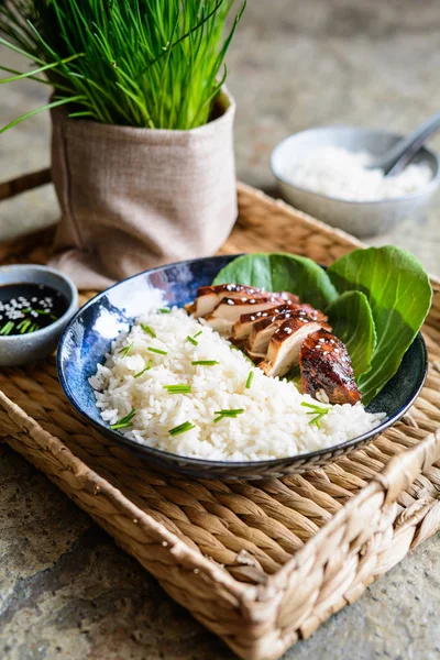 Dada ayam teriyaki panggang dengan bok choy — Stok Foto