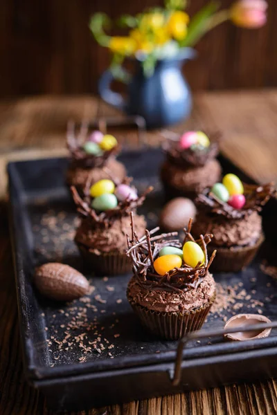 Magdalenas de nido de Pascua con crema batida de chocolate — Foto de Stock