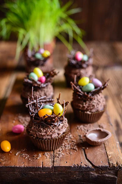 Bolinhos de ninho de Páscoa com chantilly de chocolate — Fotografia de Stock