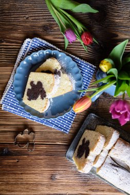 Paskalya tavşanı içinde ile vanilyalı sade kek