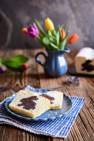 Tort de vanilie cu iepuraș de Paște în interior — Fotografie, imagine de stoc
