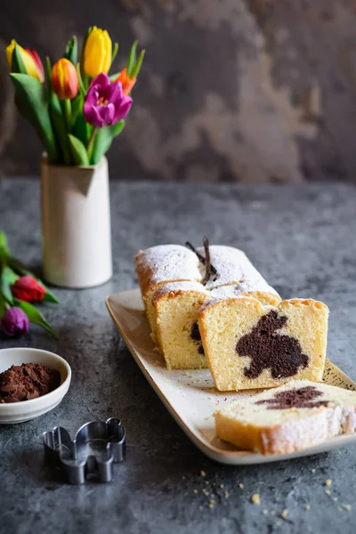 Paskalya tavşanı içinde ile vanilyalı sade kek