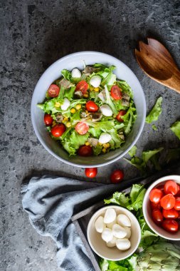 Pişmiş enginar, mozzarella, domates ve Mısır ile sağlıklı salata