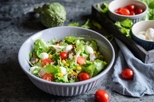 Salad sehat dengan artichoke panggang, Mozzarella, tomat dan jagung — Stok Foto