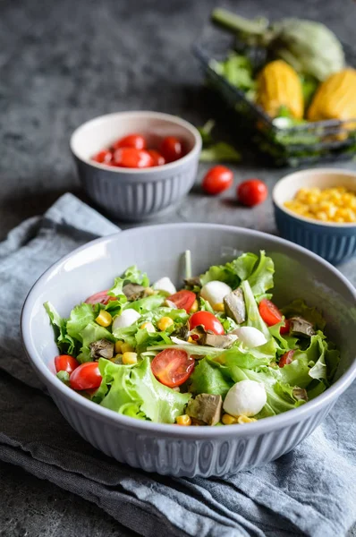 Salată sănătoasă cu anghinare coaptă, Mozzarella, roșii și porumb — Fotografie, imagine de stoc