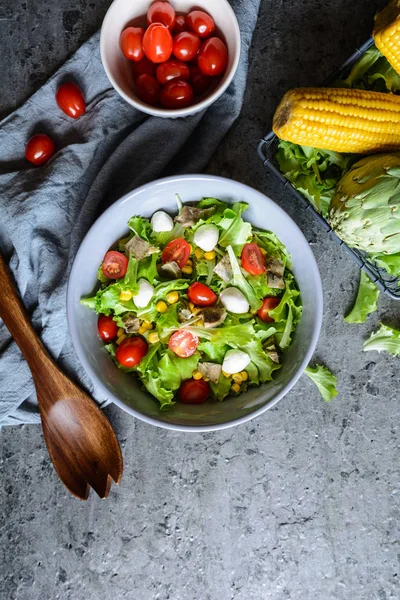 Salată sănătoasă cu anghinare coaptă, Mozzarella, roșii și porumb — Fotografie, imagine de stoc