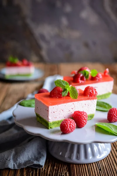 Sweet spinach cake with raspberry mousse and layer of jelly — Stock Photo, Image