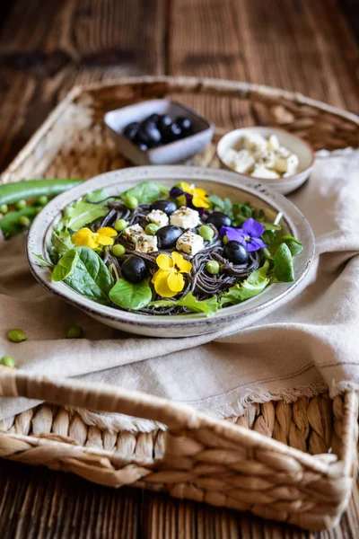 Salată de paste de fasole neagră cu frunze verzi, măsline, mazăre verde, sh — Fotografie, imagine de stoc