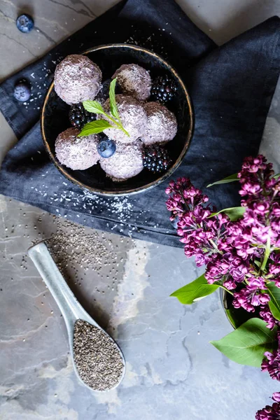 Sweet Chia Seed bollar med blåbär och björnbär puré — Stockfoto