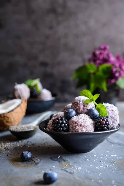 Bile dulci de semințe de chia cu afine și piure de mure — Fotografie, imagine de stoc